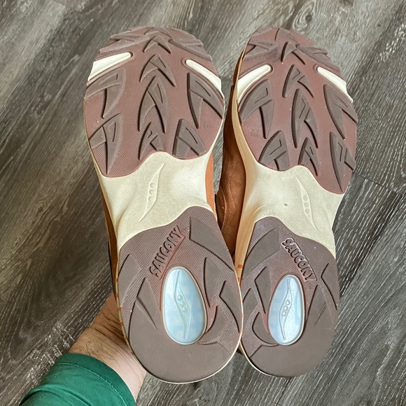 Saucony 3D Grid Hurricane
Endless Knot - Picture 8 of 17